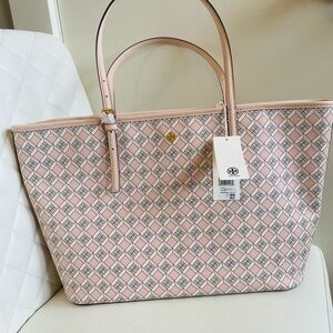 Tory Burch Geo Logo Top Zip Large Tote
Brand New with Tags
Blush color